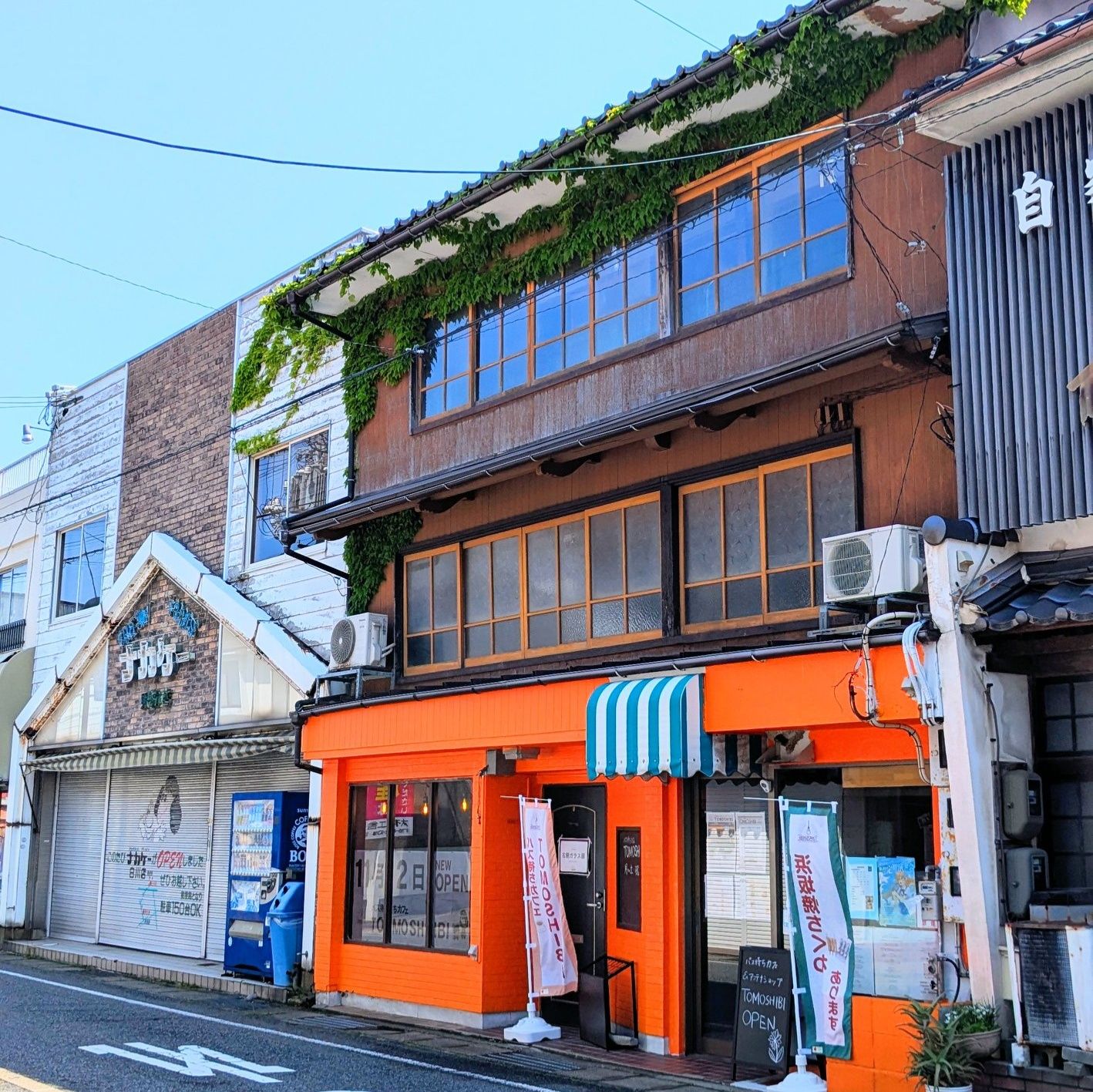 浜坂駅前のオレンジ色の外観が目印のTOMOSHIBI
